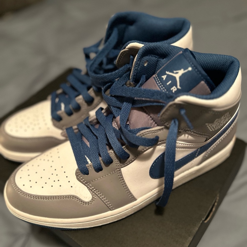 Men’s size 10.5 AIR JORDAN 1 MID